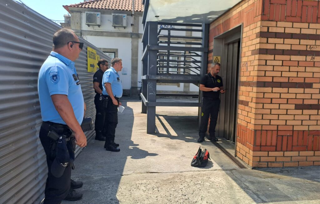 Sete pessoas apanham susto no elevador junto à estação de viana 9 Sete pessoas apanham susto no elevador junto à estação de viana