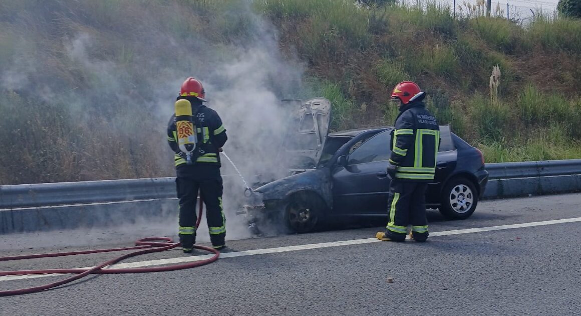 Carro a arder na a28