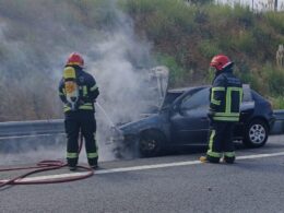 Carro a arder na a28