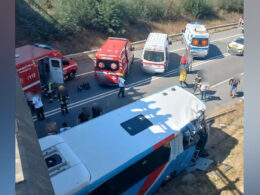País - um morto e 30 feridos em colisão com autocarro