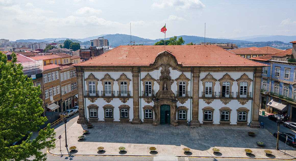 Funcionária da câmara de braga suspeita de pedir centenas de euros para meter cunhas