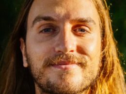 Livro apresentado em parede de coura relata dificuldades de viver da música