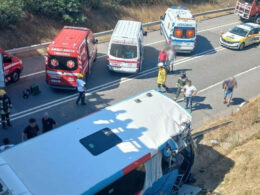 Um morto e 31 feridos em colisão com autocarro
