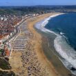 É uma das mais conhecidas praias de portugal e está interdita a banhos