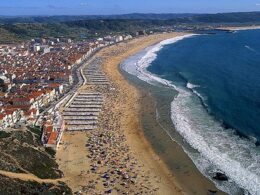 É uma das mais conhecidas praias de portugal e está interdita a banhos