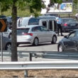 Carro capota na rotunda do galo em barcelos. Há um ferido