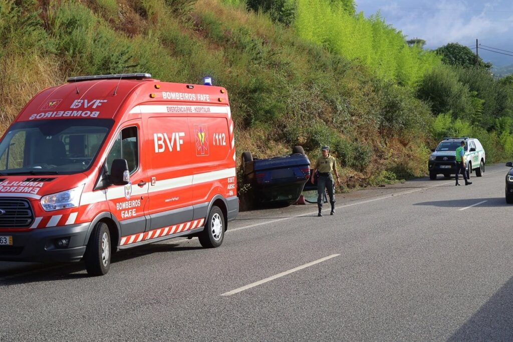 Jovem ferida em aparatoso capotamento em fafe 6 Jovem ferida em aparatoso capotamento em fafe